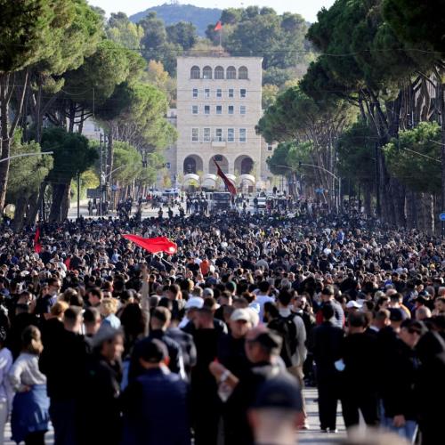 Αλβανία: Σοβαρά επεισόδια στα Τίρανα – Μολότοφ, οδοφράγματα και συνθήματα για παραίτηση Ράμα