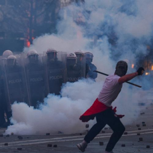 Αλβανία: Νέα επεισόδια στα Τίρανα με μολότοφ και συλλήψεις – Οι διαδηλωτές ζητούν την παραίτηση Ράμα