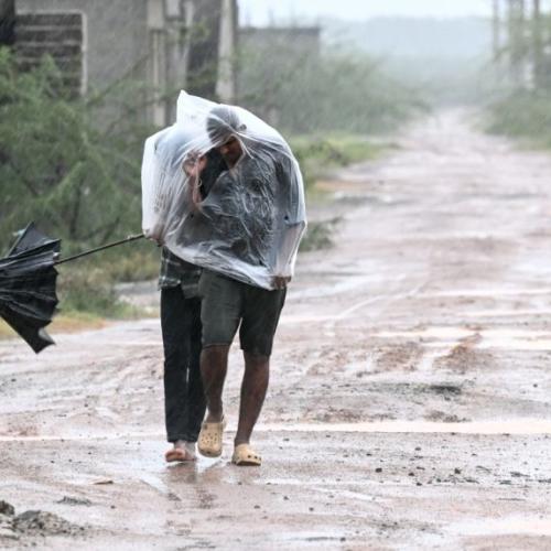 Ινδία: Σχεδόν 100.000 άνθρωποι εγκαταλείπουν τα σπίτια τους ενόψει του κυκλώνα Αρνάμπ – Άνεμοι έως 150 χλμ./ώρα