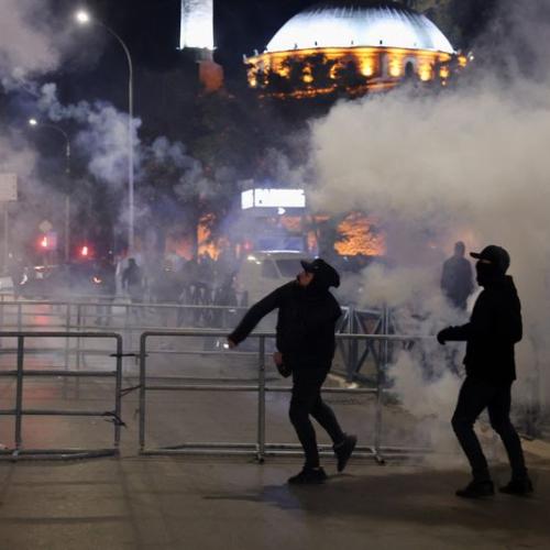 Κόσοβο: Συγκρούσεις στην Πρίστινα μετά την καταδίκη Θάτσι από τη Χάγη – 17 τραυματίες
