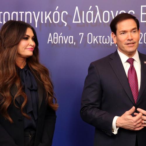 AP: Τραμπ και Ρούμπιο εξετάζουν την απομάκρυνση της Κίμπερλι Γκίλφοϊλ από την πρεσβεία των ΗΠΑ στην Αθήνα